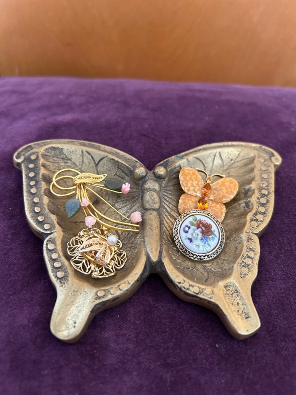 Butterfly trinket dish with broaches